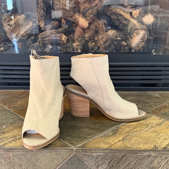 Lucky Brand Women's Beige Open-Toe Suede Mules - Picture 3 of 3